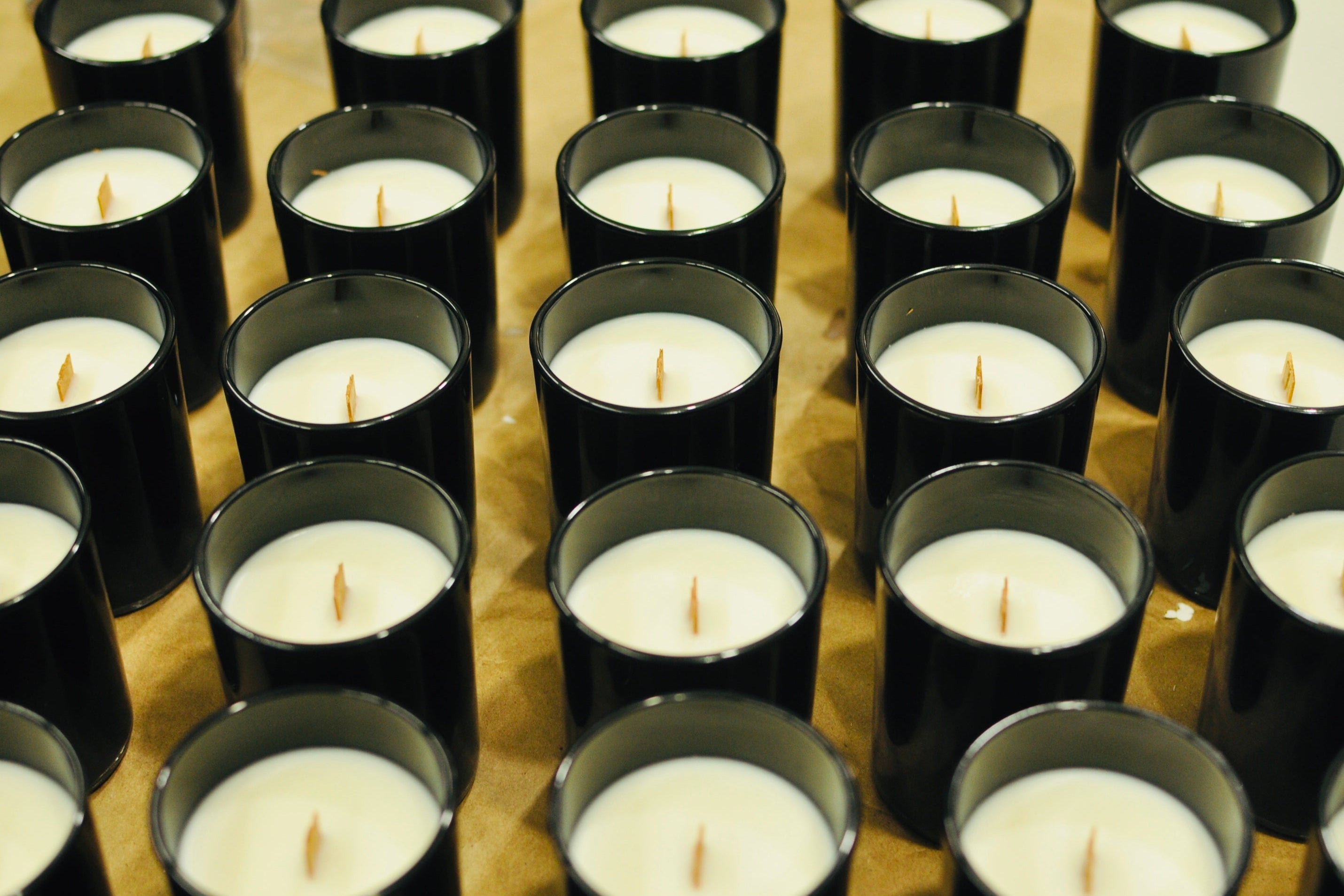 一批正在大量製作的香氛容器蠟燭，展示Jello Candle專業的製作過程和精緻的設計