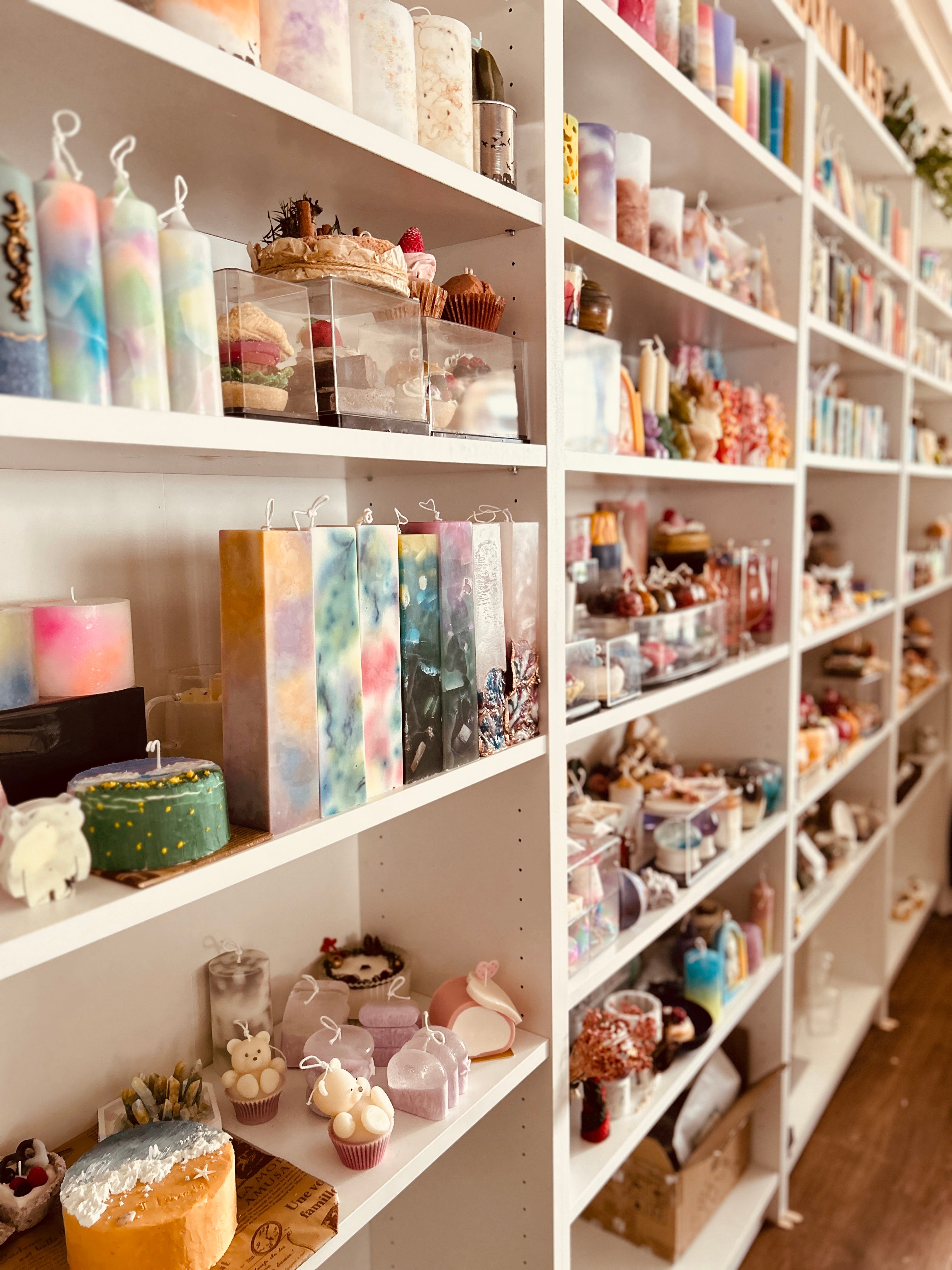 香港Jello Candle專業課程教室，展示現代簡約的設計與溫馨的學習氛圍，學生們在參與專業蠟燭製作課程的互動體驗中